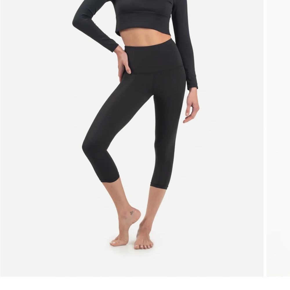 Women's Black High-Waisted Resistance Sculpting  Leggings Capri Sweetflexx